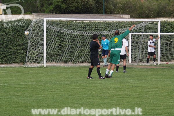 Satta esulta quando il tiro di Saba supera la linea